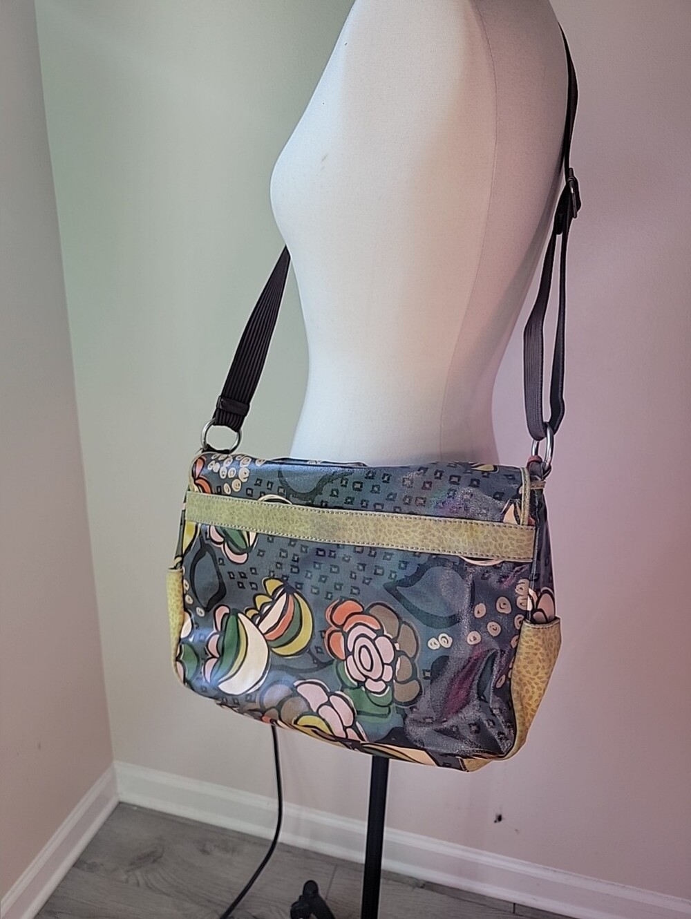 FOSSIL Key Per Gray Canvas Coated Glossy Flower Scene Messenger Laptop Bag - Picture 3 of 9